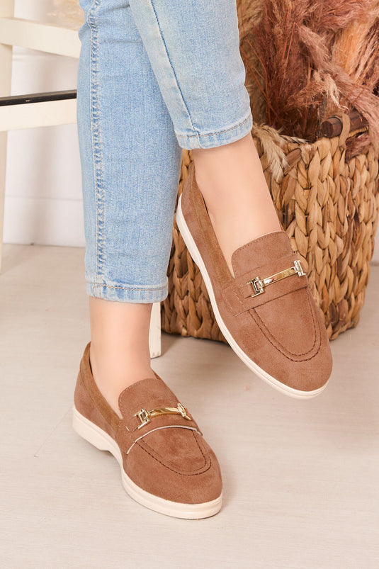 حذاء لوفر من جلد الغزال بإبزيم باللون البني