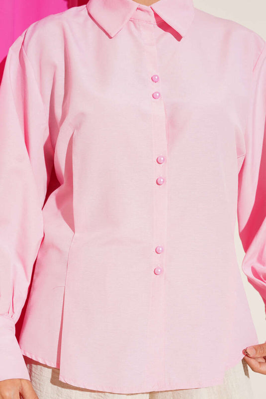 Chemise rose à boutons salie avec fléchettes
