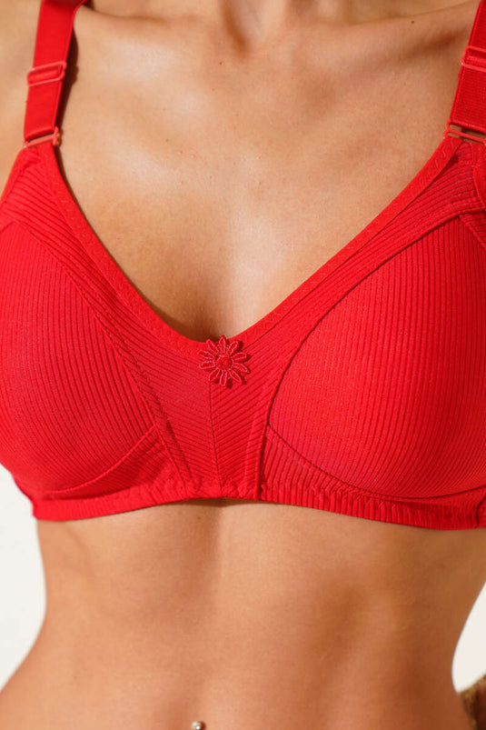 حمالة صدر صغيرة الحجم باللون الأحمر