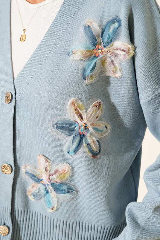 Cardigan corto in maglia con bottoni a forma di fiore in tulle indaco