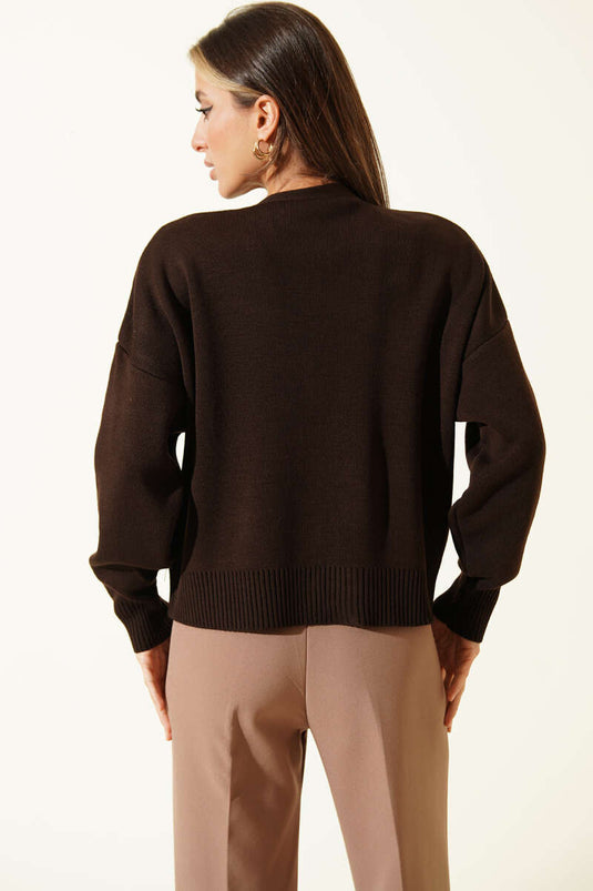 Kurze Strickjacke mit Knöpfen und Tüllblumen, Kaffee-Farbe