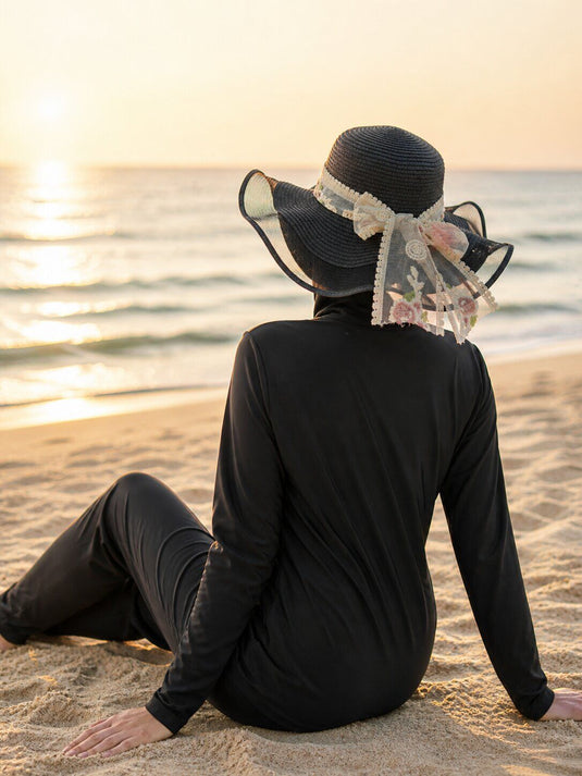 Chapeau en paille noir avec ruban fleuri et détails en tulle