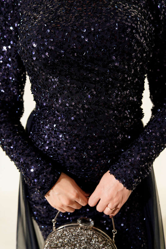 Robe de soirée bleu marine à sequins avec cape en tulle