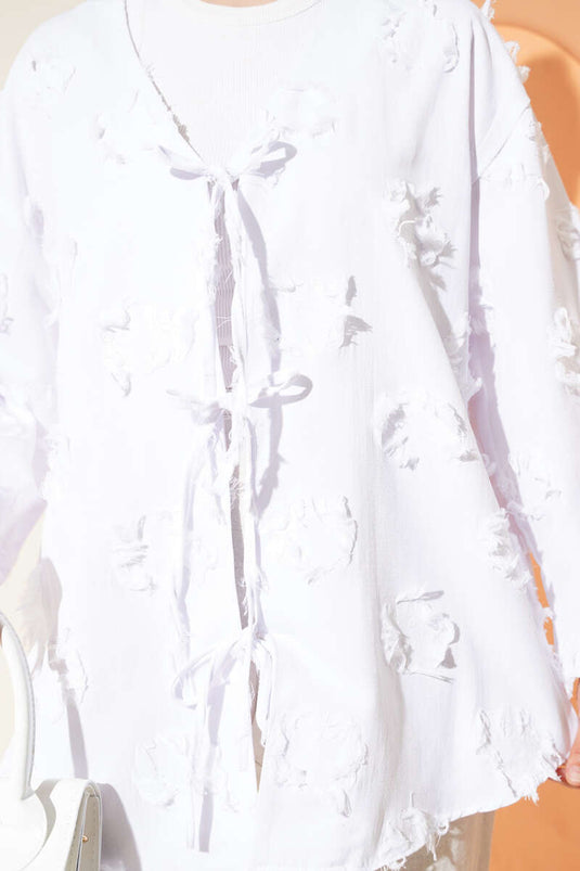 Kimono blanc à trois lacets et pompons