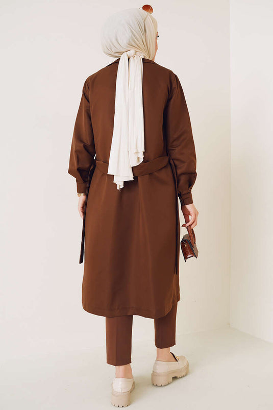 معطف واق من المطر باللون البني بثلاثة أزرار وياقة مزدوجة الصدر