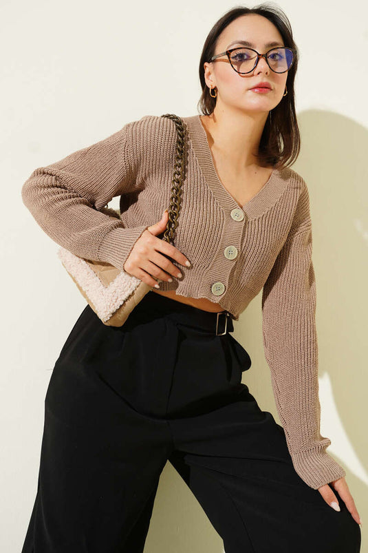 Cardigan court en tricot à trois boutons couleur latte