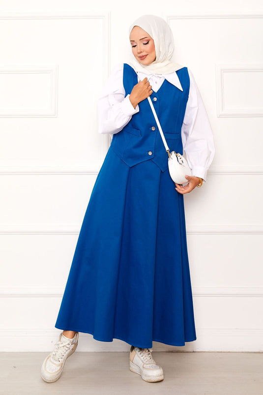 Costume deux pièces bleu avec gilet et jupe à trois boutons