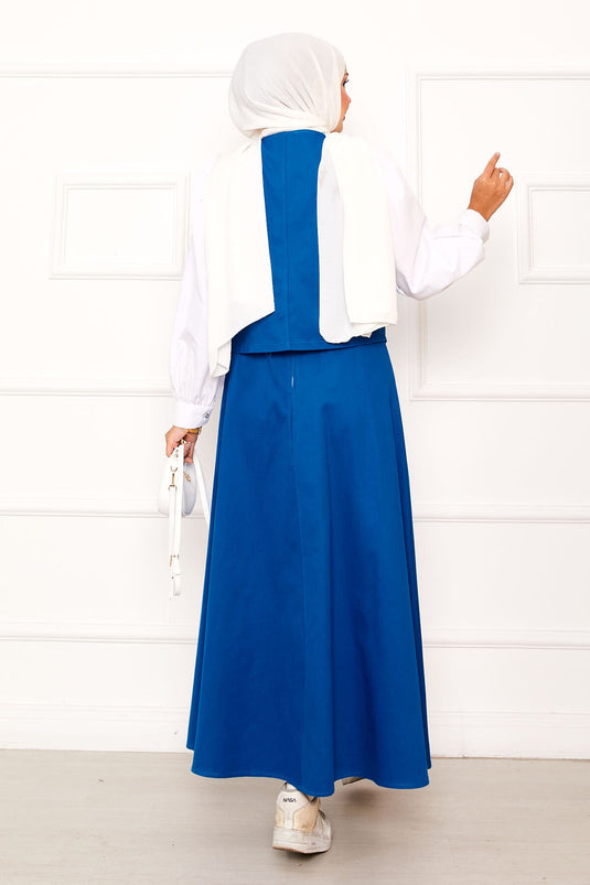 Costume deux pièces bleu avec gilet et jupe à trois boutons