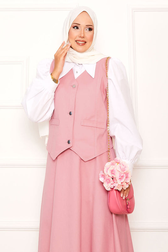 Costume deux pièces rose avec gilet et jupe à trois boutons