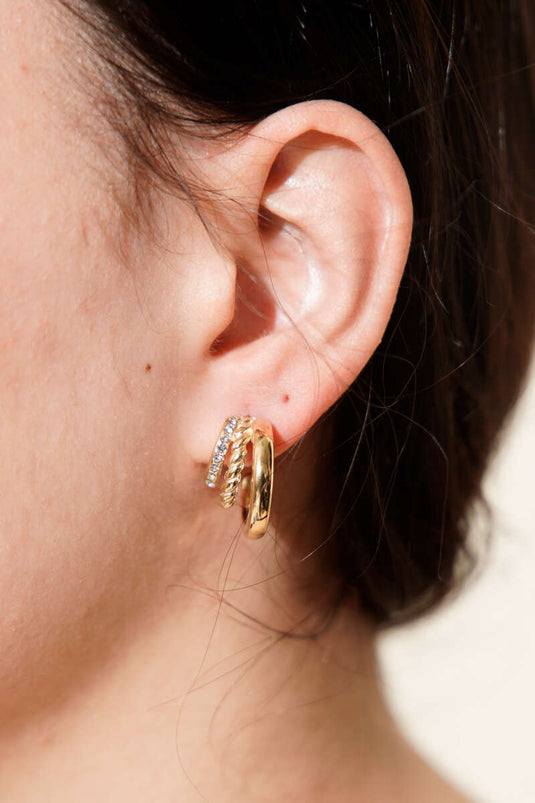 أقراط حلقية ثلاثية الصفوف بنسيج مختلط باللون الذهبي