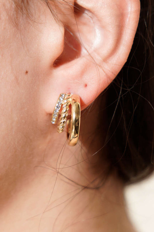 أقراط حلقية ثلاثية الصفوف بنسيج مختلط باللون الذهبي