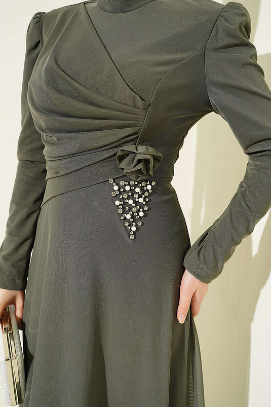 Abito da sera in tulle drappeggiato con dettagli a pietre triangolari, colore kaki