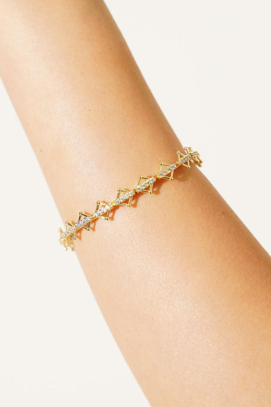 سوار ذهبي على شكل مثلث حجري لممر مائي