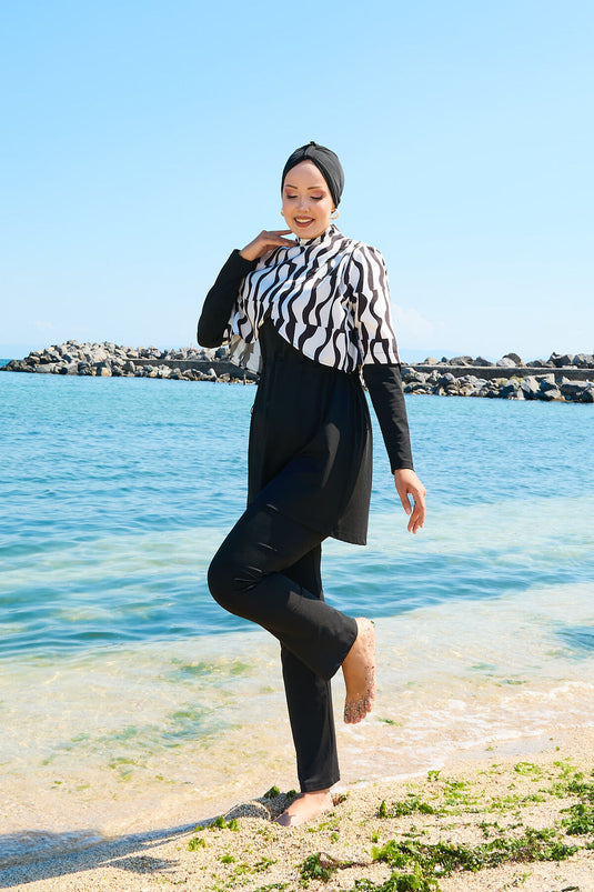 مايوه محتشم بتصميم منقوش علوي أسود وأبيض