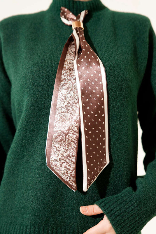 كنزة صوفية طويلة بوشاح زمردي