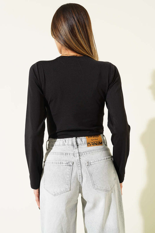 بدلة جسم سوداء بأكمام طويلة وأزرار كبس.