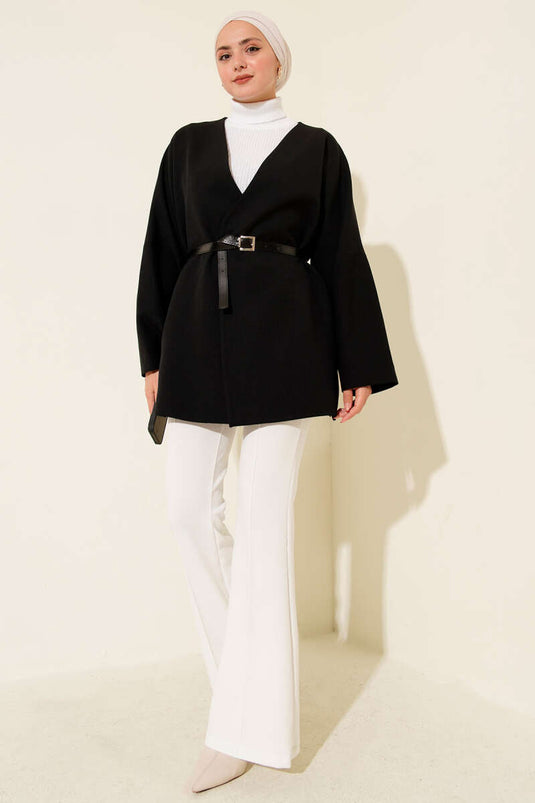 جاكيت أسود بأكمام طويلة وحزام