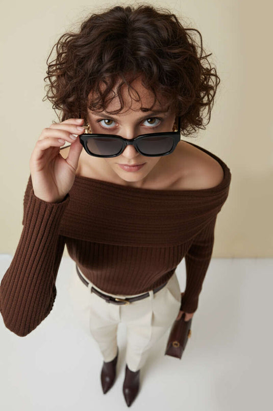 كنزة صوفية بأكمام طويلة وياقة مادونا، لون بني