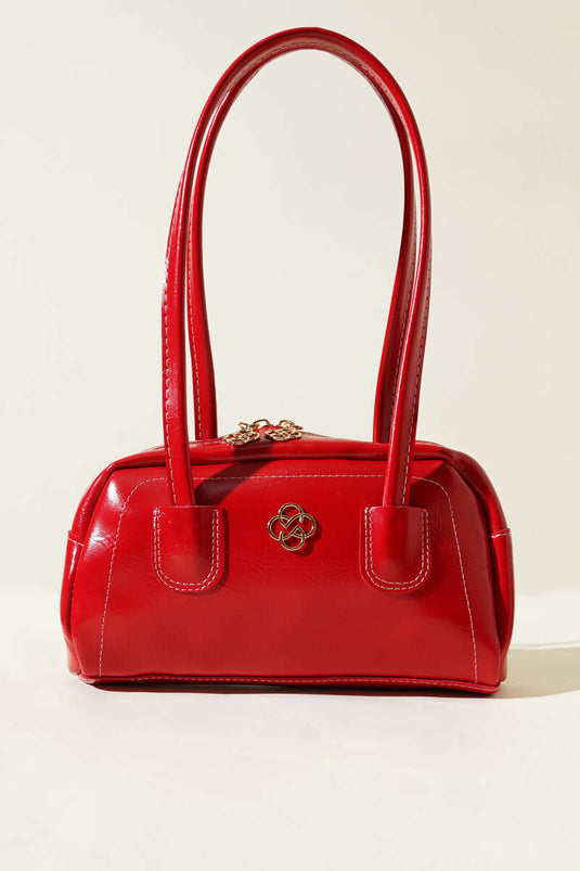 Sac à main rouge en cuir verni avec fermeture éclair et anses longues