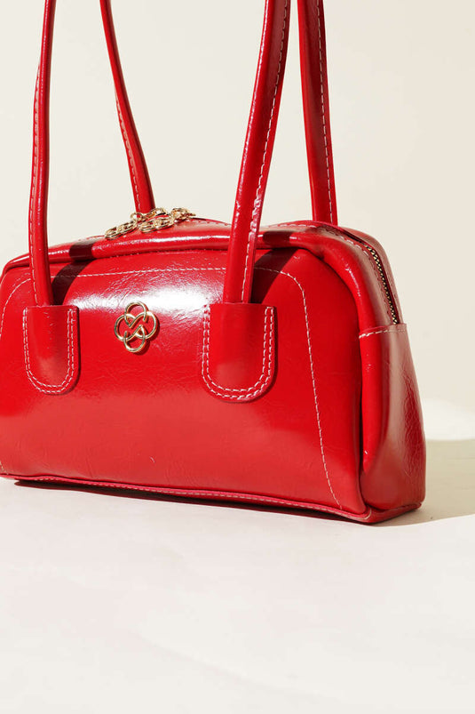 Sac à main rouge en cuir verni avec fermeture éclair et anses longues