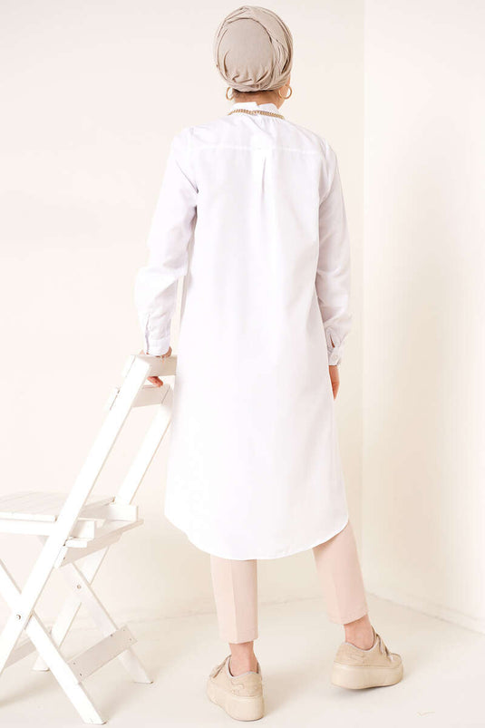 سترة بيضاء طويلة الطراز ذات الياقة الكلاسيكية