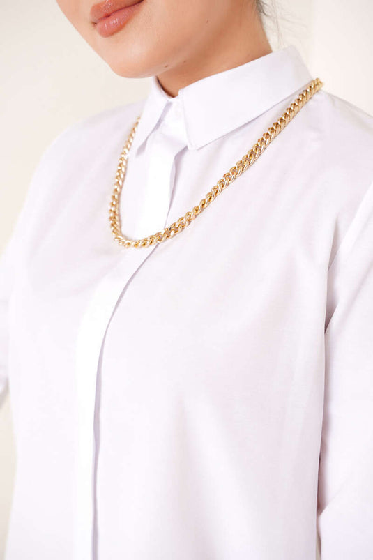 سترة بيضاء طويلة الطراز ذات الياقة الكلاسيكية