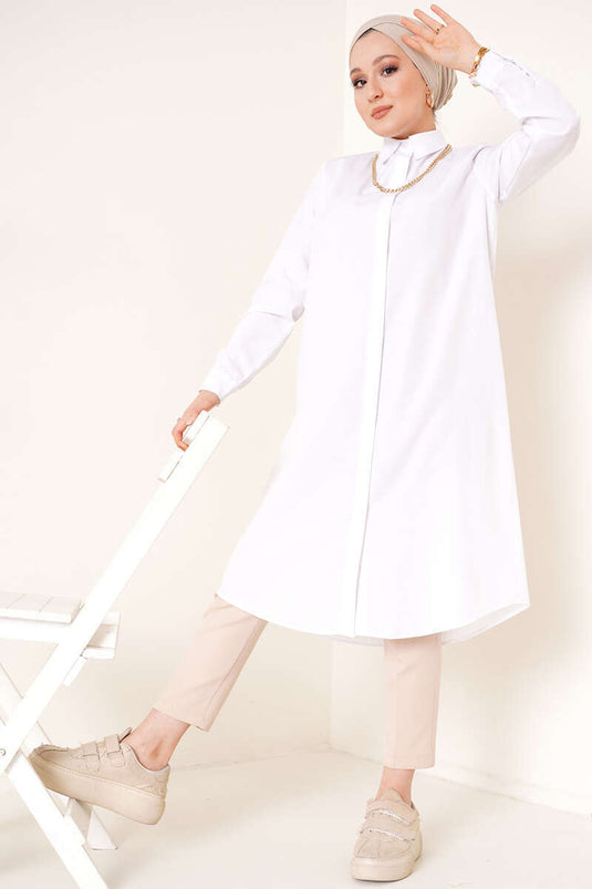 سترة بيضاء طويلة الطراز ذات الياقة الكلاسيكية