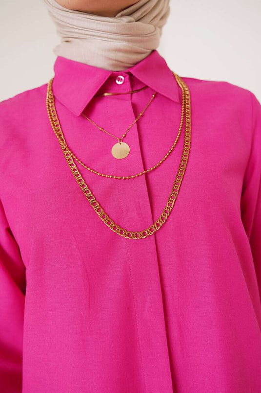 Langes Modell mit klassischem Kragen in Fuchsie