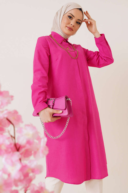 Langes Modell mit klassischem Kragen in Fuchsie