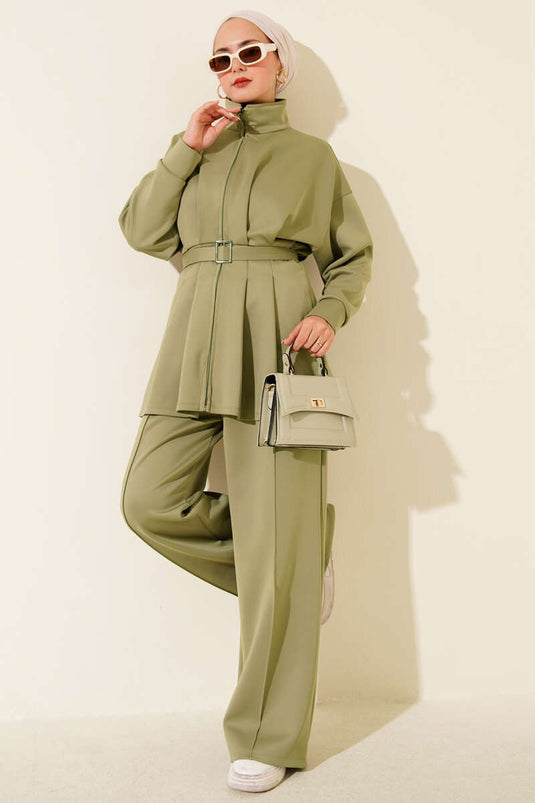 Ensemble deux pièces long à pinces et ceinture vert clair