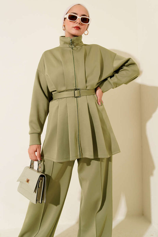 طقم من قطعتين طويل بحزام وكسرات باللون الأخضر الفاتح