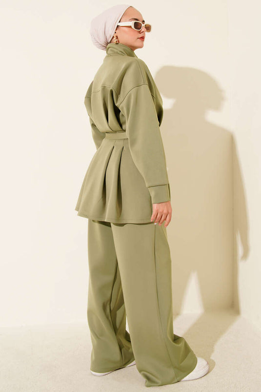 طقم من قطعتين طويل بحزام وكسرات باللون الأخضر الفاتح