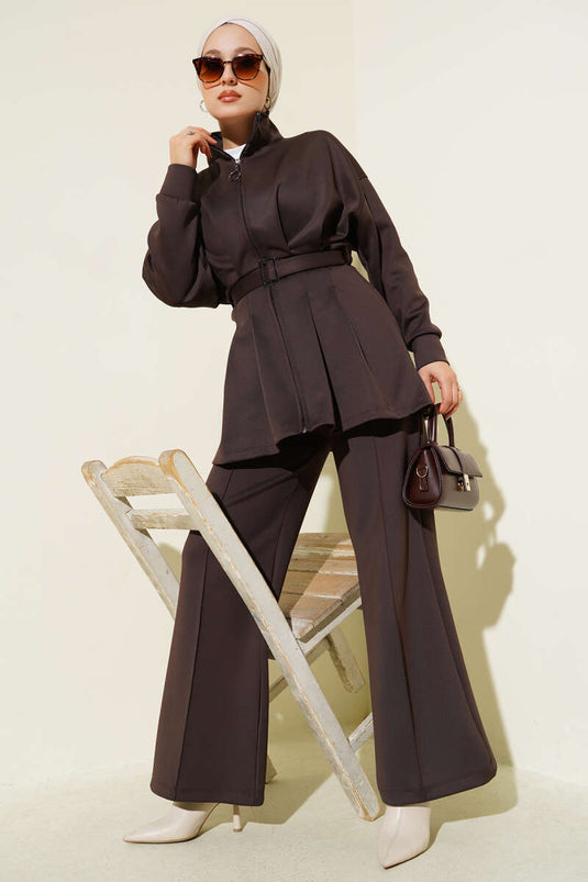 بدلة طويلة من قطعتين مع حزام، بنية اللون