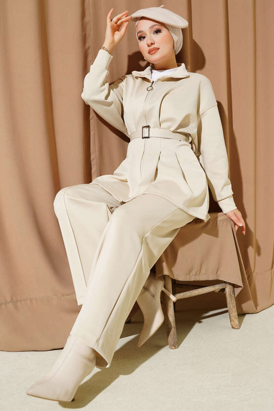 طقم من قطعتين من الأحجار الكريمة مزود بحزام طويل