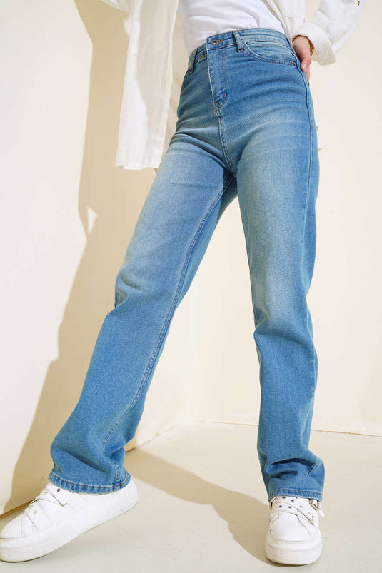 Lange, lockere Jeans in Hellblau