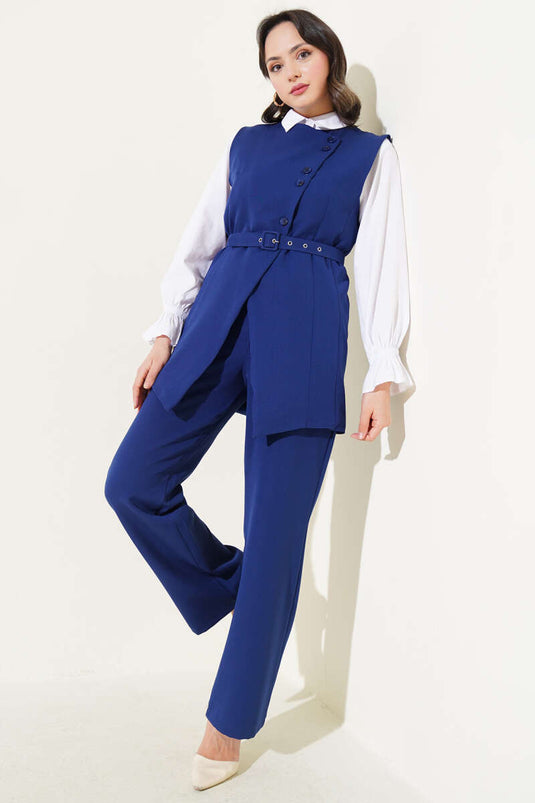 بدلة مكونة من قطعتين ذات أزرار متقاطعة وصدرية طويلة باللون الأزرق الداكن
