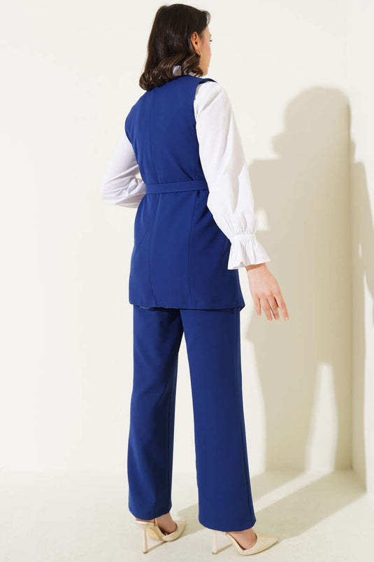 بدلة مكونة من قطعتين ذات أزرار متقاطعة وصدرية طويلة باللون الأزرق الداكن