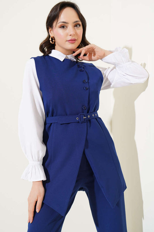 بدلة مكونة من قطعتين ذات أزرار متقاطعة وصدرية طويلة باللون الأزرق الداكن