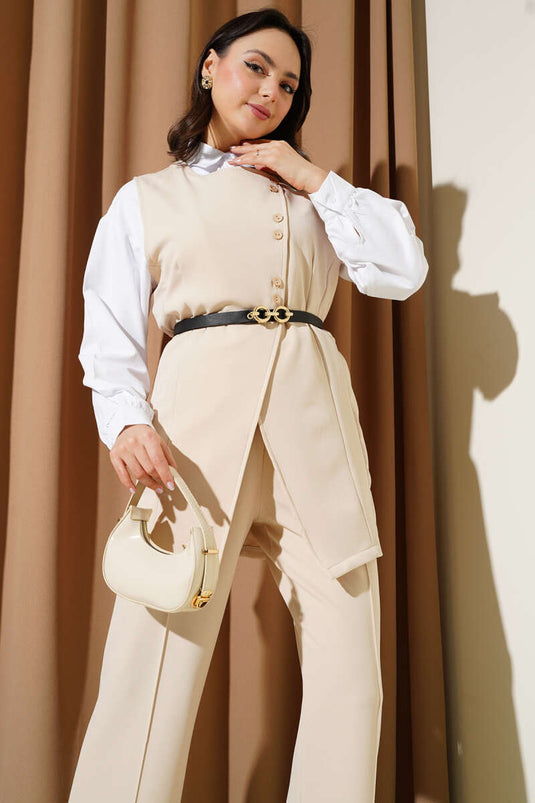 بدلة من قطعتين مع حزام وسترة طويلة باللون البيج