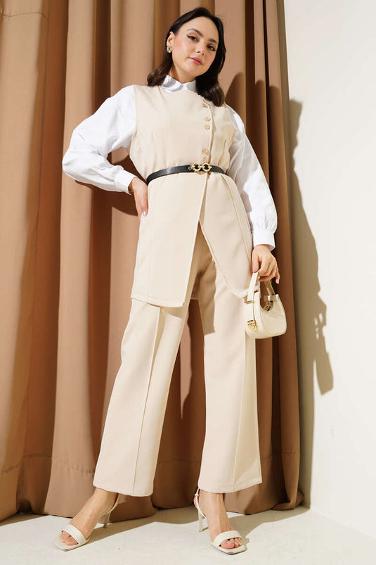 بدلة من قطعتين مع حزام وسترة طويلة باللون البيج