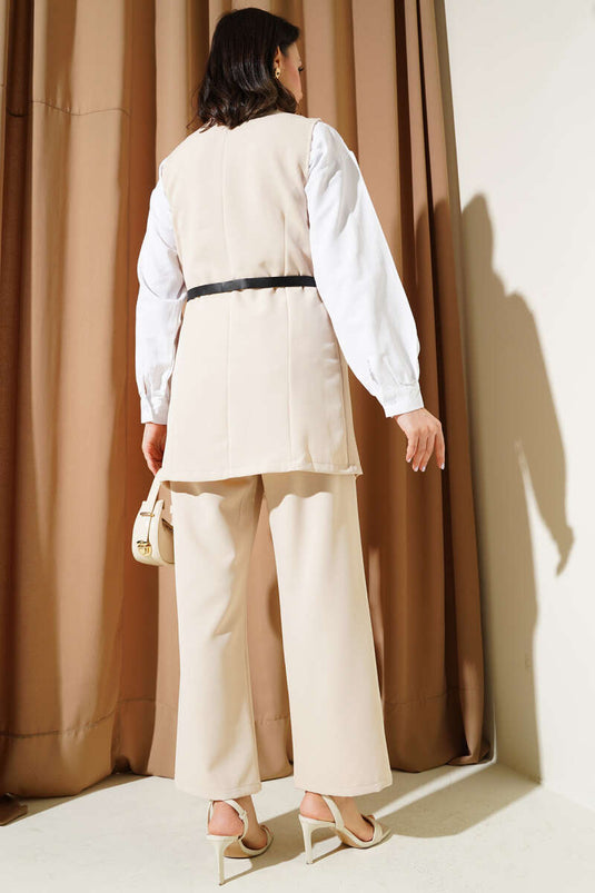 بدلة من قطعتين مع حزام وسترة طويلة باللون البيج