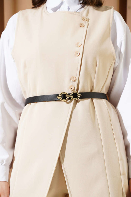 بدلة من قطعتين مع حزام وسترة طويلة باللون البيج