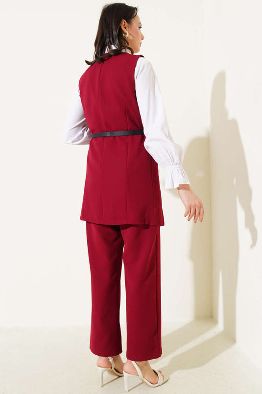 بدلة من قطعتين بحزام وسترة طويلة باللون الأحمر الداكن