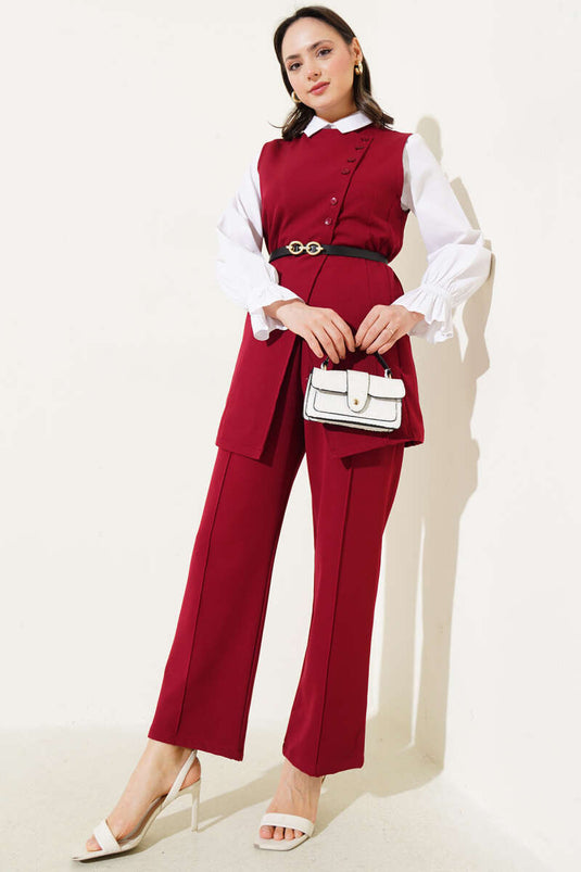 بدلة من قطعتين بحزام وسترة طويلة باللون الأحمر الداكن