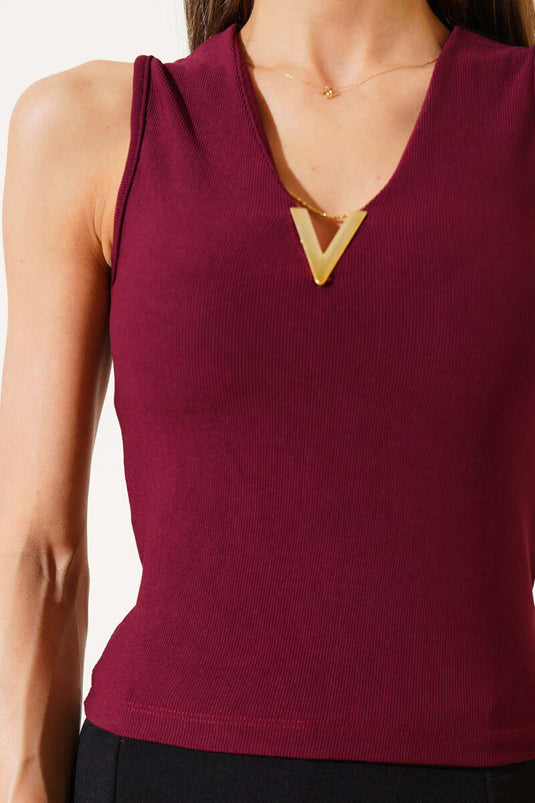 بلوزة بدون أكمام على شكل حرف V باللون العنابي