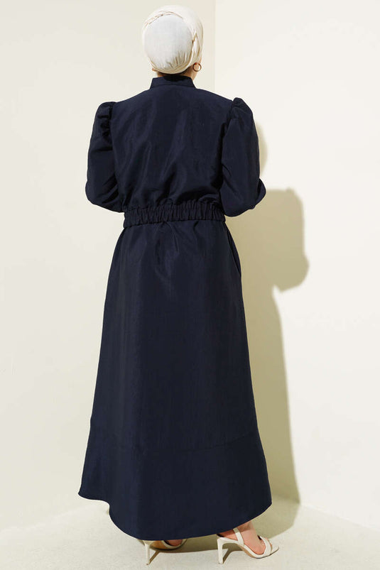 بدلة مكونة من قطعتين، سترة وصدرية بفتحة رقبة على شكل حرف V، باللون الأزرق الداكن