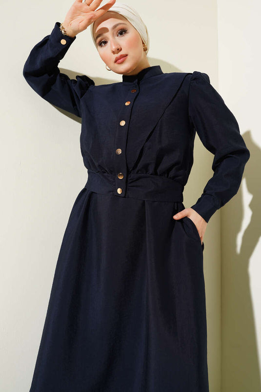 بدلة مكونة من قطعتين، سترة وصدرية بفتحة رقبة على شكل حرف V، باللون الأزرق الداكن