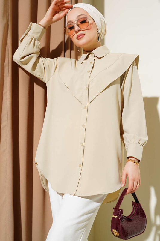 قميص بيج بتفاصيل على شكل حرف V