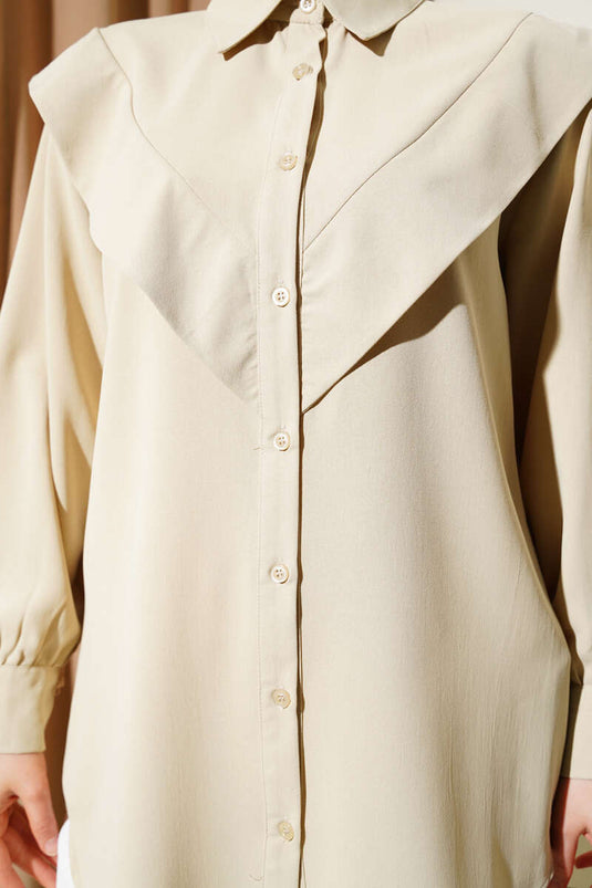 قميص بيج بتفاصيل على شكل حرف V