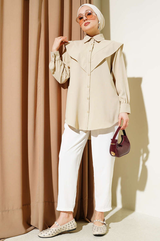 قميص بيج بتفاصيل على شكل حرف V